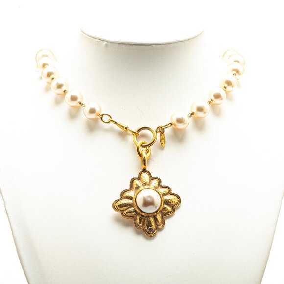 CHANEL Vintage Gold Pearl Necklace - Picture 8 of 8